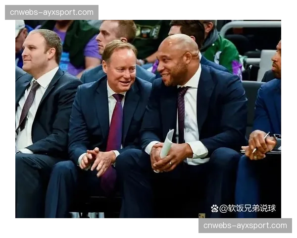 镜头捕捉：场边教练席，朗斯主帅与助教就一次换人展开激烈讨论
