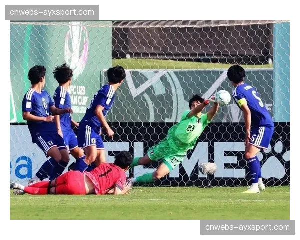 镜头聚焦：南特门将扑救后迅速手抛球发动进攻，助攻队友单刀破门